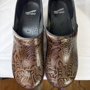 NEW DANSKO WOMENS PROFESSIONAL CLOGS BROWN TOOLED DESIGN. Sz 41